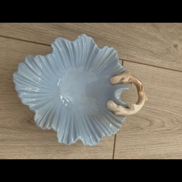 Lite Blue Candy/Trinket Dish w/ brownish Bone Handles. Leaf Shape. Ruffled Rim - Picture 3 of 6